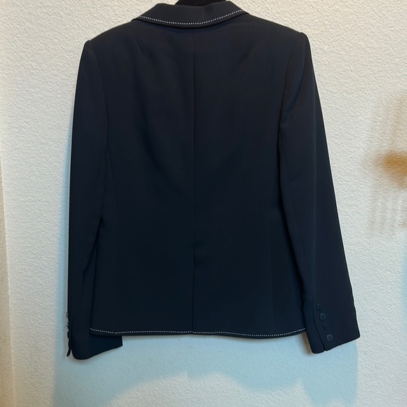 Black and White Structured Blazer with Notched Lapel - Picture 4 of 12